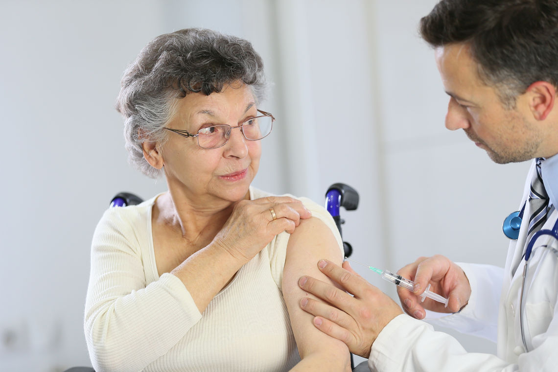 médecin vaccine une dame âgée