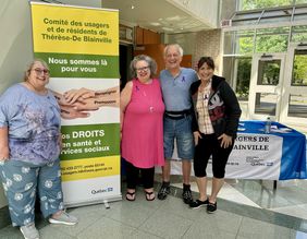 (de gauche à droite) Nancie Ouellet, secrétaire-trésorière du comité des usagers de Thérèse-De Blainville; Carole Tavernier, présidente du comité des usagers du centre intégré de santé et de services sociaux; Gérard Soulières, président du 