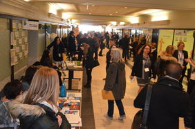 Des participants qui visitent les kiosques durant la journée de recrutement