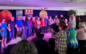 Le 4 mai dernier, les spectateurs se lèvent pour une ovation à la suite de la représentation de la pièce au Golf Royal Laurentien à Mont-Blanc.