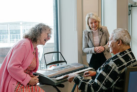 (de gauche à droite) Marguerite Blais et la ministre responsable des Aînés et ministre déléguée à la Santé, Sonia Bélanger, accompagnée de Michel Aylestock, résident.