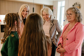 (de gauche à droite) La présidente-directrice générale du CISSS des Laurentides, Julie Delaney, la ministre responsable des Aînés et ministre déléguée à la Santé, Sonia Bélanger et Marguerite Blais accompagnées de jeunes de l’École des Fal