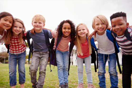 Image groupe d'enfant diversité