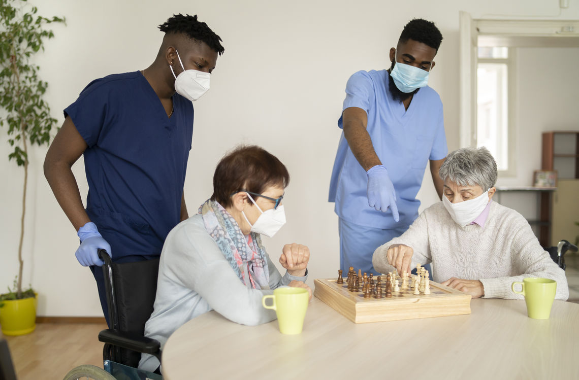 Photo infirmer avec personnes aînées