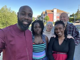 De gauche à droite M. Kangni Kokou Selom Hounkpe, sa fille, Mme Léa Hounkpe, Mme Jocelyne Lacoste et M. Paul Lacoste