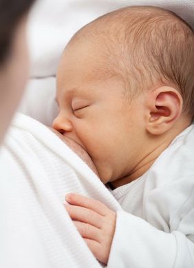 Image de bébé allaité par sa maman