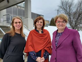 (de gauche à droite) : Fannie Courchesne, directrice des services cliniques et RLS d'Antoine-Labelle au CISSS des Laurentides; Chantale Jeannotte, députée de Labelle et Rosemonde Landry, présidente-directrice générale du CISSS des Laurentides.