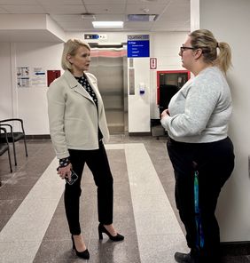 Geneviève Biron, présidente et cheffe de la direction de Santé Québec et Sabrina Charbonneau, chef de service urgence, soins intensifs et hémato-oncologie à l'Hôpital de Mont-Laurier