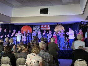 Les comédiens de la troupe de théâtre La Belle Gang lors de la représentation à Rivière-Rouge le 8 juin dernier.