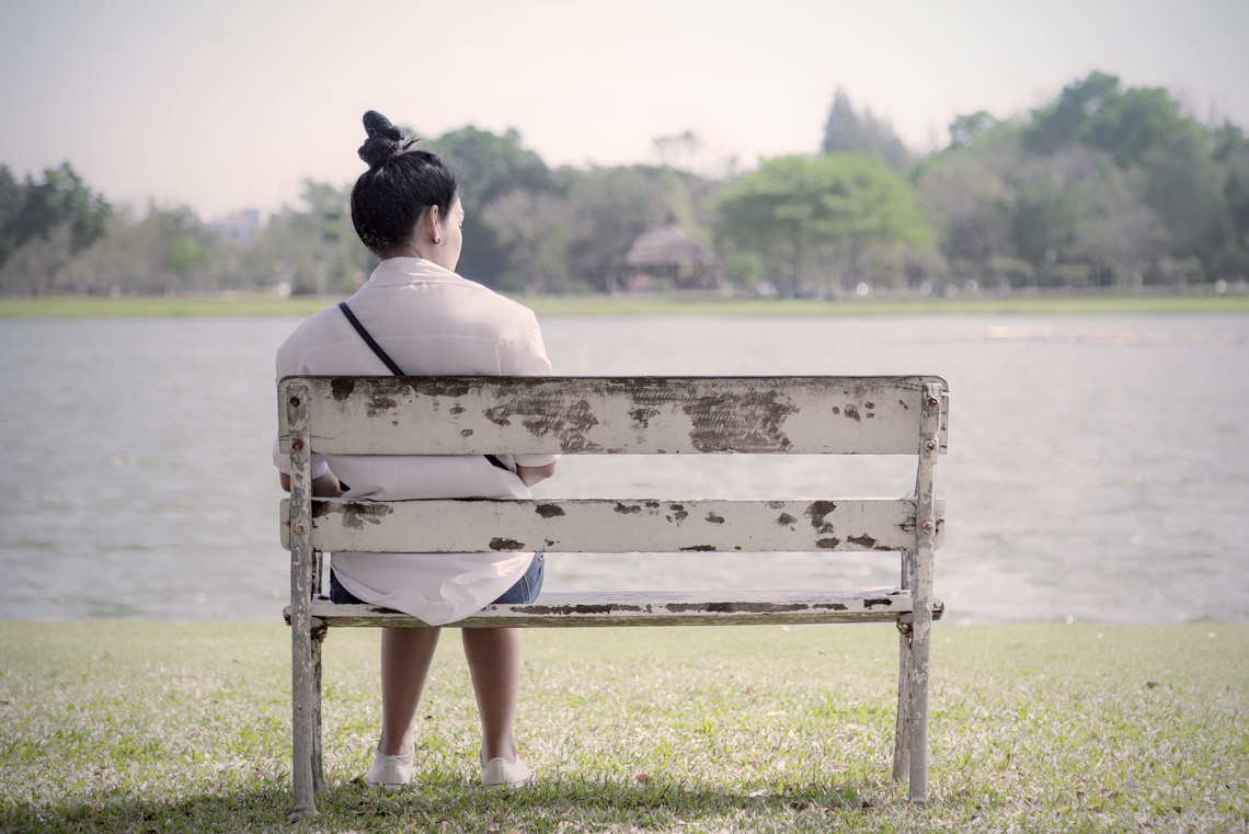 Image fille seule assise regarder l'horizon
