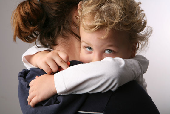 Photo d'un adulte qui prend soin d'un enfant en chaise roulante