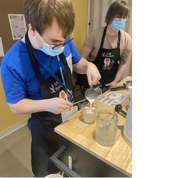 David Léveillé, jeune adulte du programme d’intégration au travail du CISSS des Laurentides, préparant un café spécialisé.