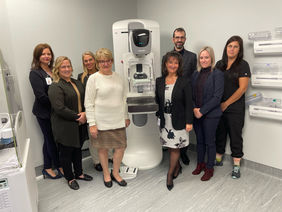 Les participants lors de l’inauguration de l’appareil de mammographie (de gauche à droite) Marie-Ève Moissan, coordonnatrice régionale des services d'imagerie médicale; Sandra Bezeau-Filion, chef de service de l'imagerie médicale, des soins respi