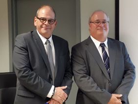 M. Mario Cianci, directeur du programme jeunesse (à gauche) et M. Denis Baraby, directeur de la protection de la jeunesse (à droite).