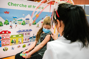 enfant en train de se faire vacciner