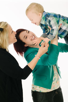 Photo de parents qui tient un enfant dans ses bras