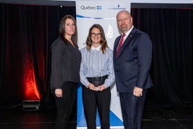 Le ministre de la Sécurité publique, Ian Lafrenière, en compagnie d'Audrey Larocque, coordonnatrice Services psychosociaux généraux adulte et dossiers transversaux (à gauche) et Noémie Lacombe, directrice adjointe – Continuum santé mentale ambul