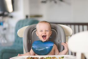 Photo d'un nourrisson qui mange
