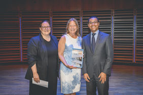 (de gauche à droite) Madame Émilie Contant du CISSS des Laurentides, Madame Christine Vachon, directrice générale du Resto Pop de Thérèse-De Blainville en compagnie du ministre Lionel Carmant, lors de la cérémonie des Prix d’excellence du résea