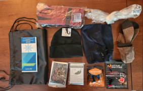 Le contenu d’un sac d’urgence comprenant de nombreux articles essentiels pour affronter l’hiver