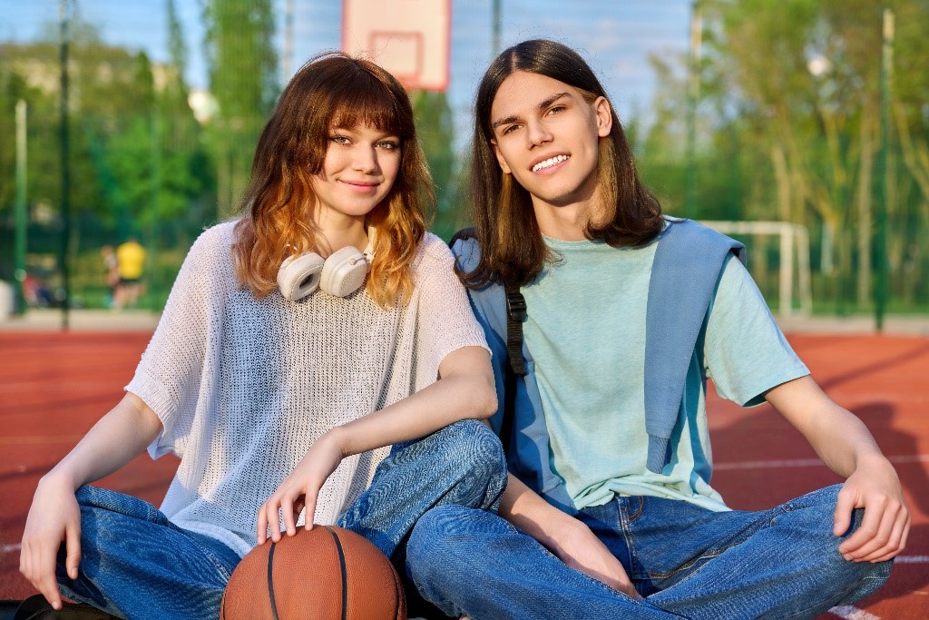 Image deux adolescents souriants